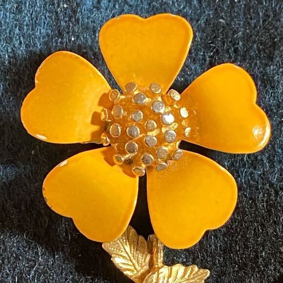 Vintage Enamel flower Pin - Picture 2 of 6